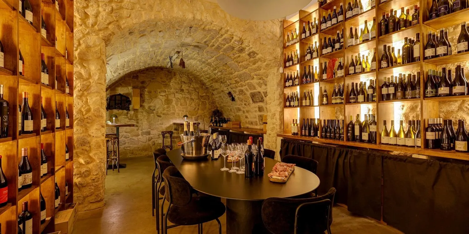 La cave voûtée du Santé Bonheur et sa table ronde
